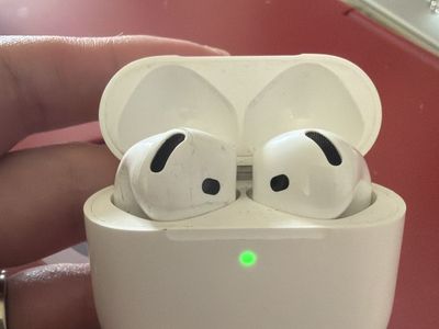 AirPods 4 case and right AirPod only