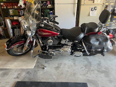 05 Harley-Davidson heritage Classic Motorcycle - Black/Red, Studded Saddlebags, Windshield only 3100 miles