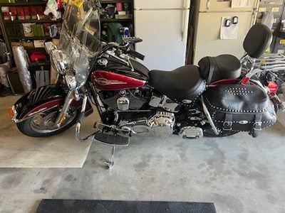 05 Harley-Davidson heritage Classic Motorcycle - Black/Red, Studded Saddlebags, Windshield only 3100 miles