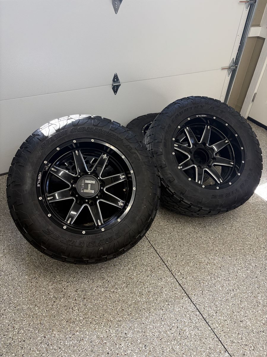 20x10 8x180 hostile wheels on 35x12.50R20 Toyo tires