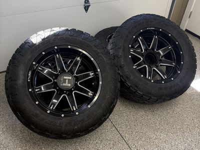 20x10 8x180 hostile wheels on 35x12.50R20 Toyo tires