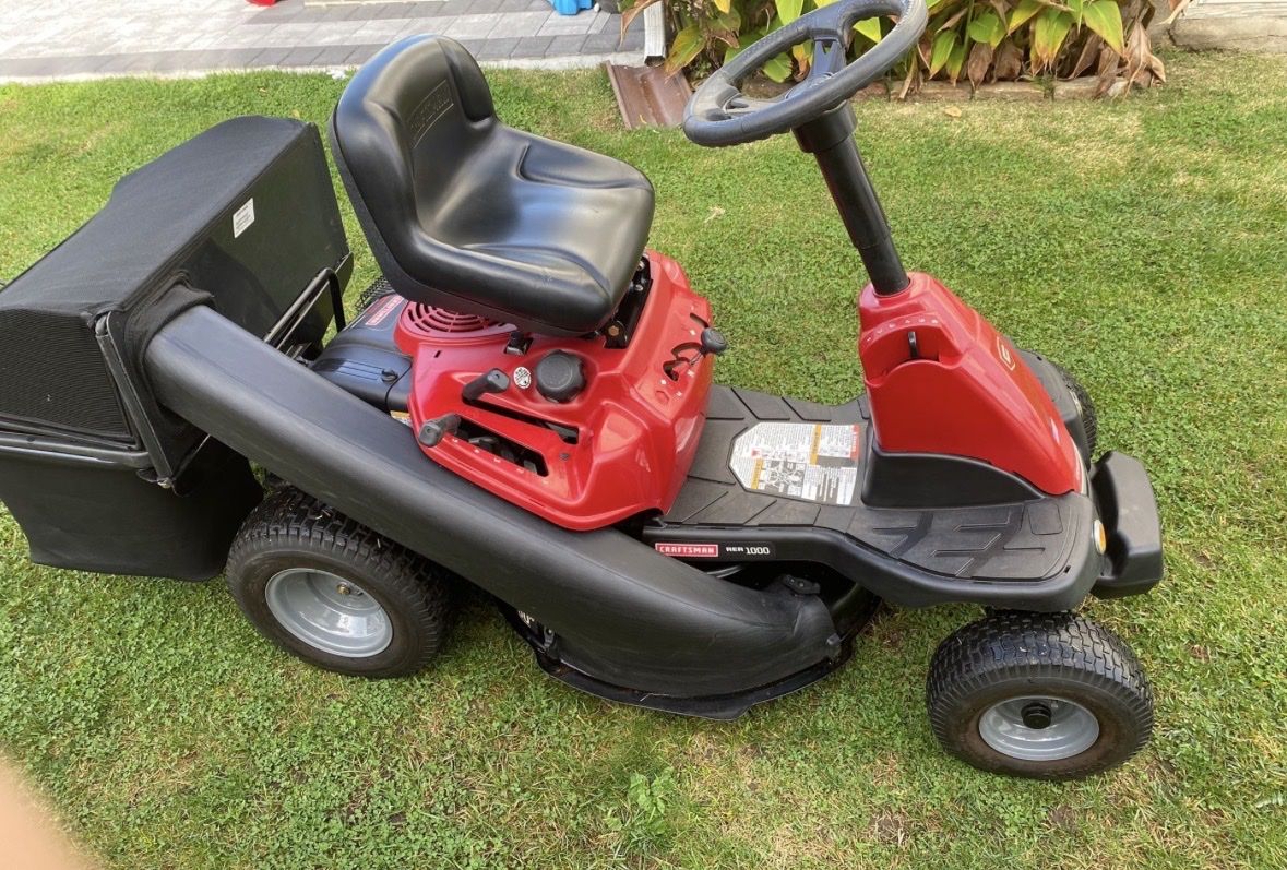 Craftsman R1000 Riding Lawn Mower with Grass Catcher - 30in great for any yard