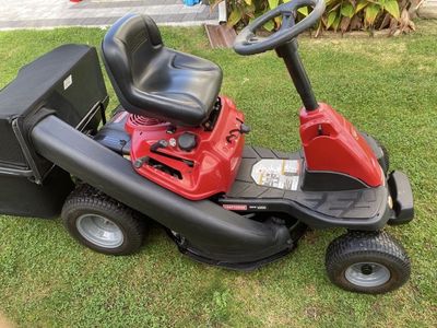 Craftsman R1000 Riding Lawn Mower with Grass Catcher - 30in great for any yard