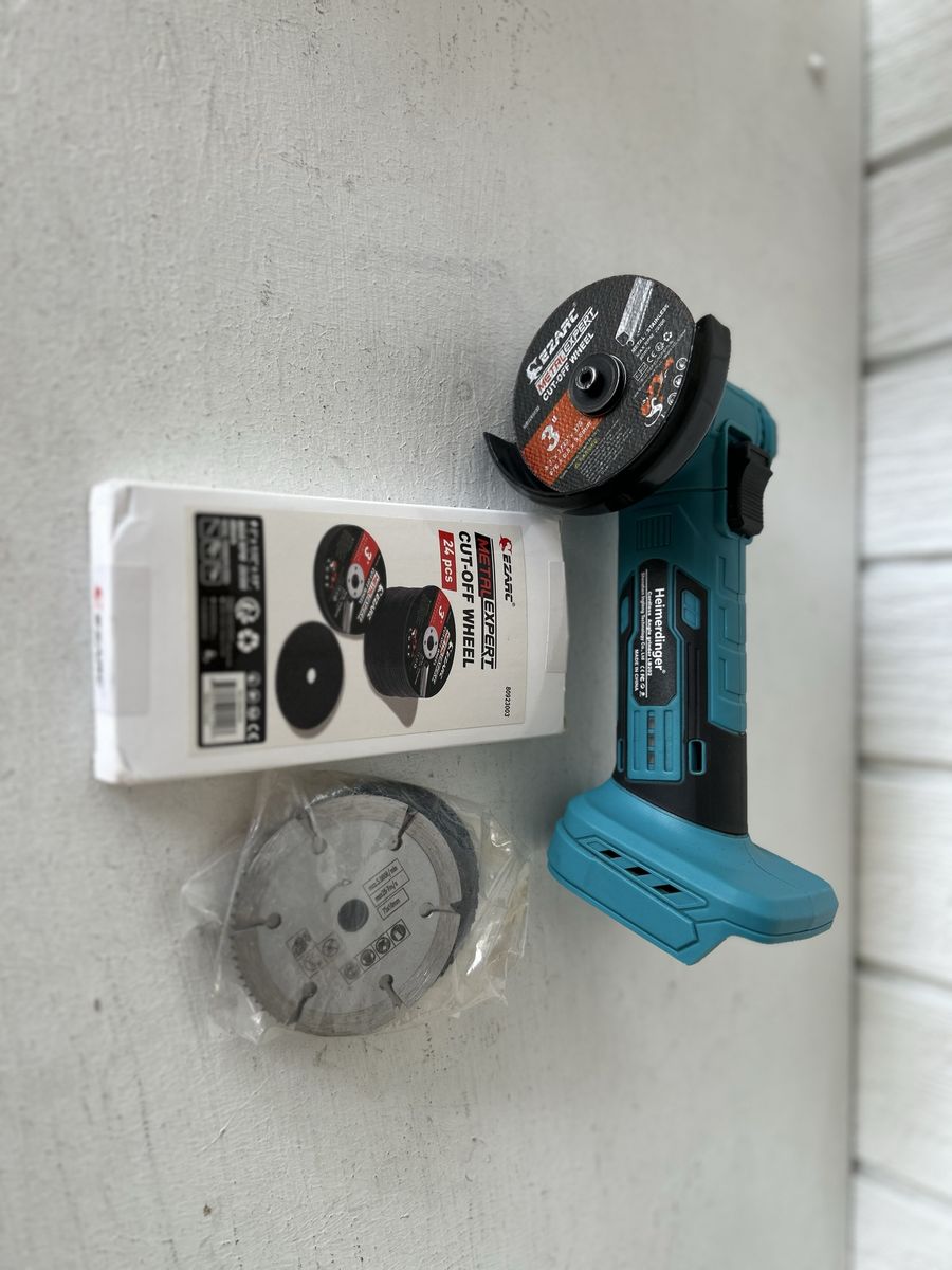 Hand grinder with batteries charger