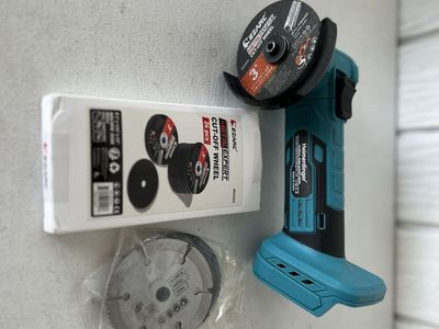 Hand grinder with batteries charger