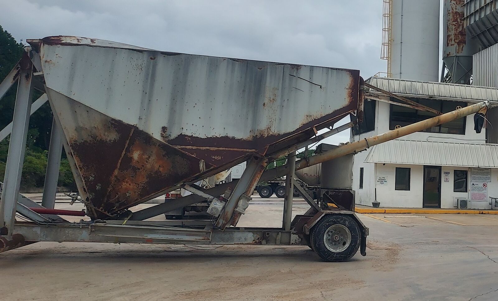 Dry Bulk Cement Fly Ash Lime Sand Pneumatic Silo Hydraulic Lift Multiple Fill Ports Hose Tubes Vent Lines Storage Trailer