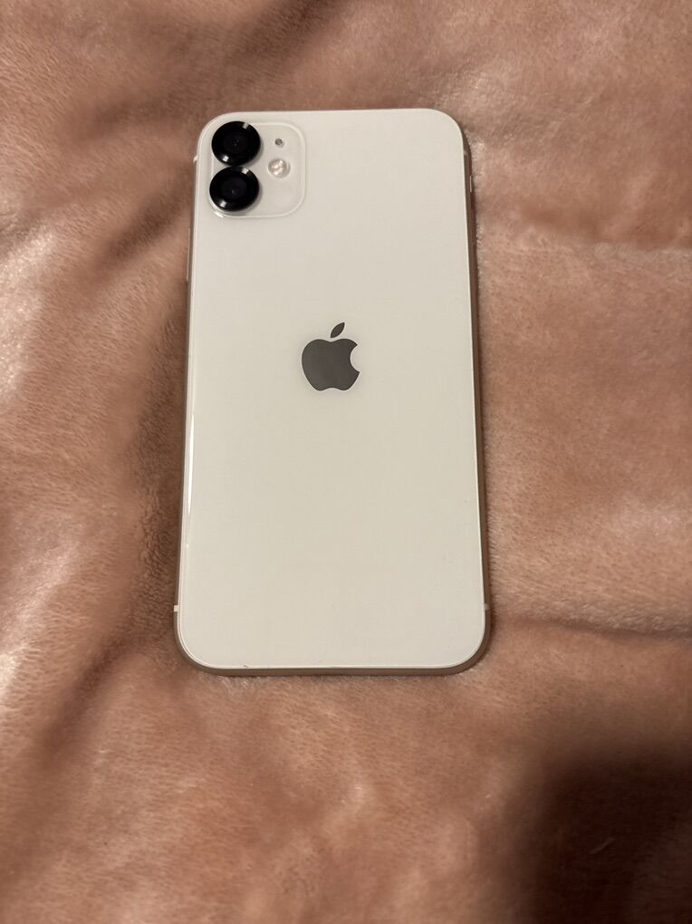 White Iphone 11 64GB w/ phone case