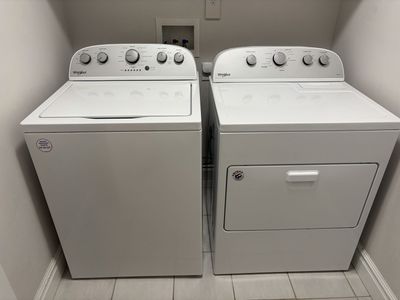 Whirlpool Washer & Electric Dryer Set