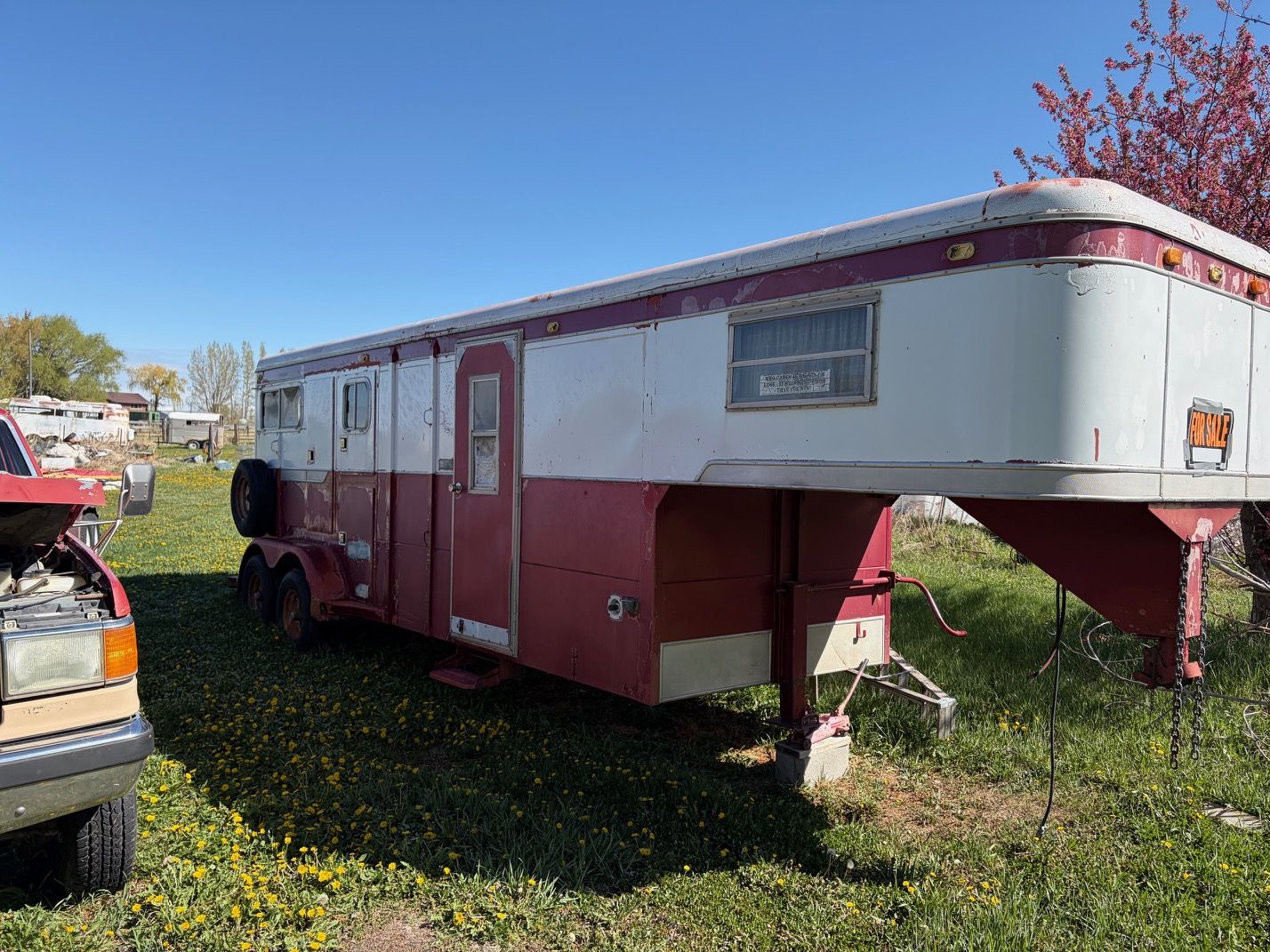 2 horse 5th wheel trailer with sleeper