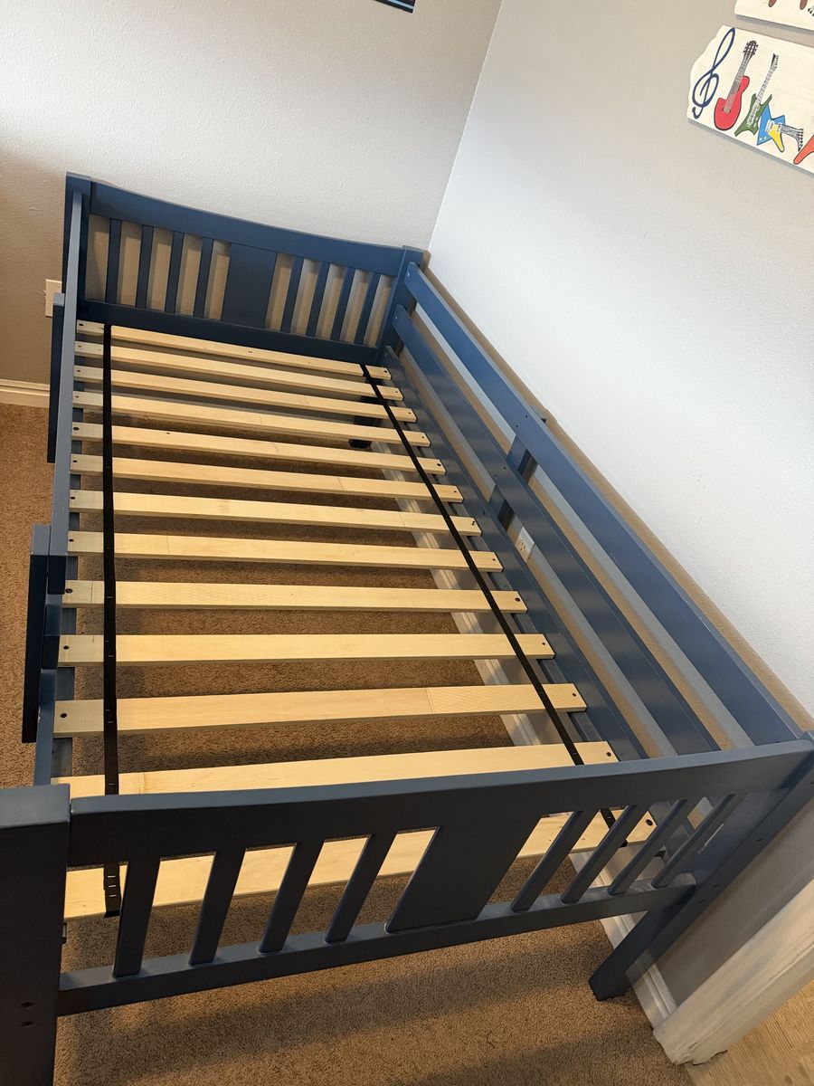 Twin sized sturdy wood bunkbed