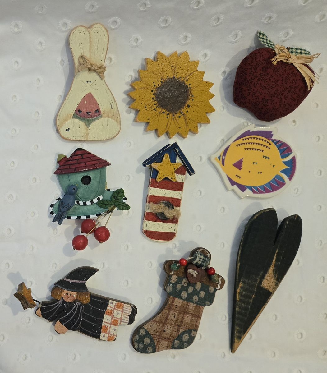 Lot of 9 Vintage Festive Assorted-Holiday Wooden Ceramic Fabric Pins Preowned