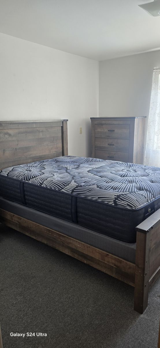 Queen Bedroom Set & Serta Mattress Combo