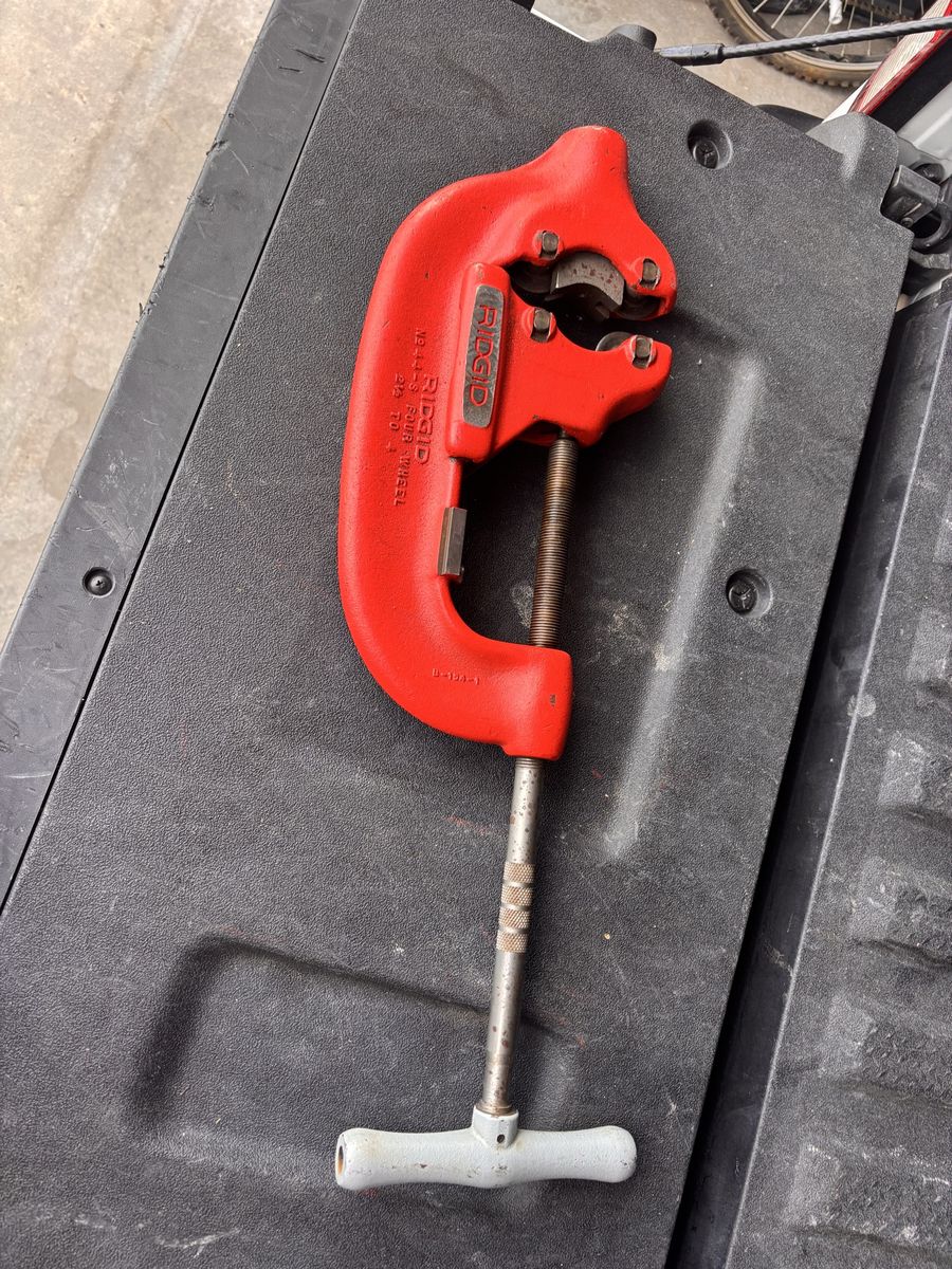 RIDGID No. 4-S Heavy-Duty 4-Wheel Pipe Cutter (2" to 4" Pipe Capacity)