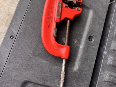 RIDGID No. 4-S Heavy-Duty 4-Wheel Pipe Cutter (2" to 4" Pipe Capacity)