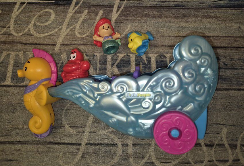 Fisher-Price Disney Princess Toddler Toy Light-Up Sea Carriage Musical Vehicle with Ariel & Flounder Figures for Ages 18+ Months