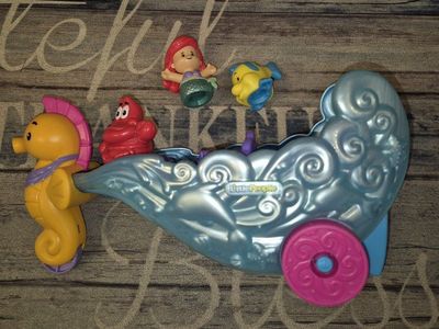 Fisher-Price Disney Princess Toddler Toy Light-Up Sea Carriage Musical Vehicle with Ariel & Flounder Figures for Ages 18+ Months