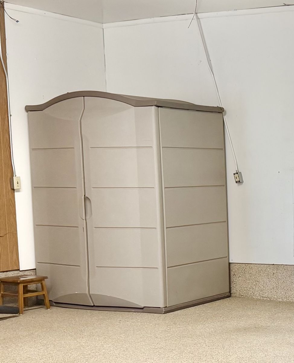 Outdoor shed/cabinet (Rubbermaid)