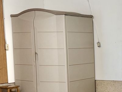 Outdoor shed/cabinet (Rubbermaid)