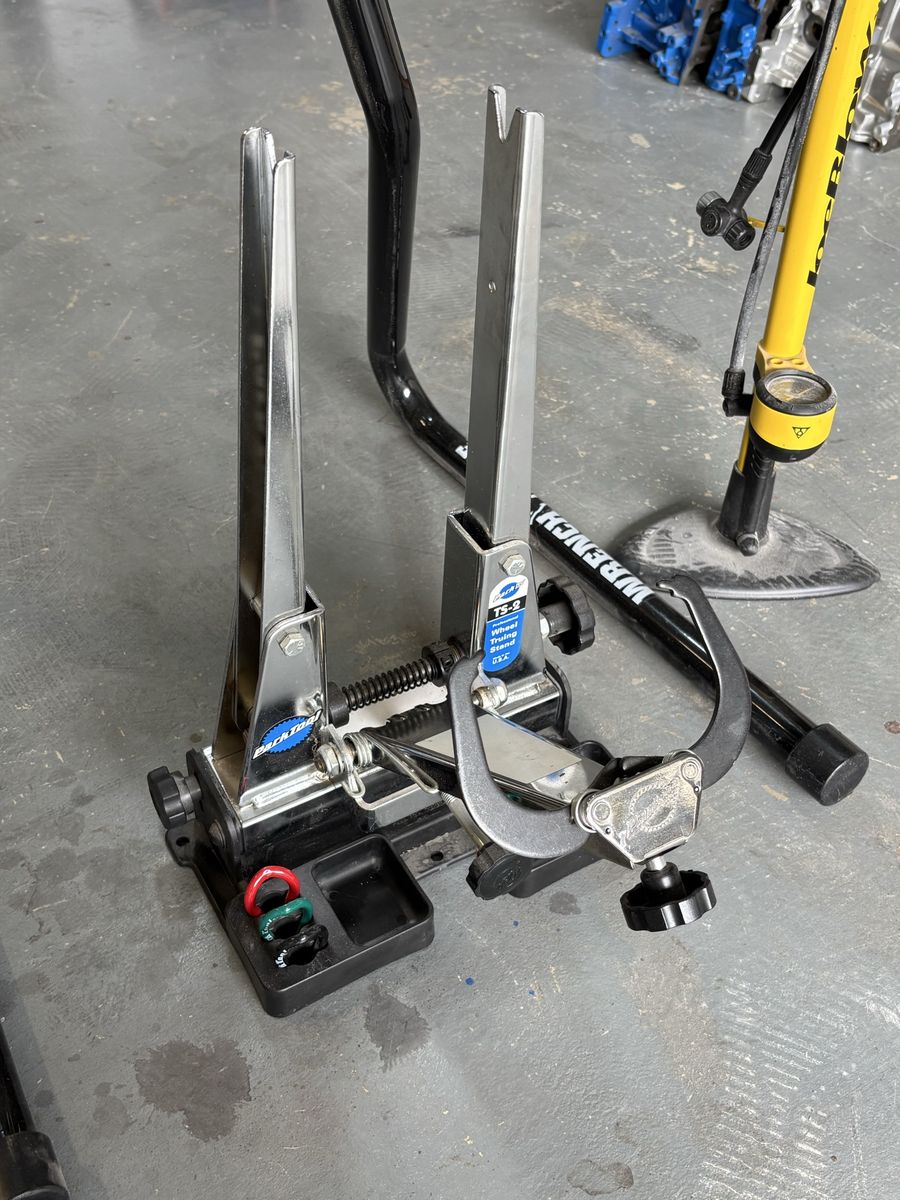 Bicycle truing stand