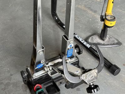 Bicycle truing stand