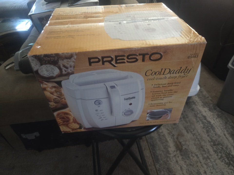 NEW Presto CoolDaddy Cool-Touch Deep Fryer White Model 05443. $40