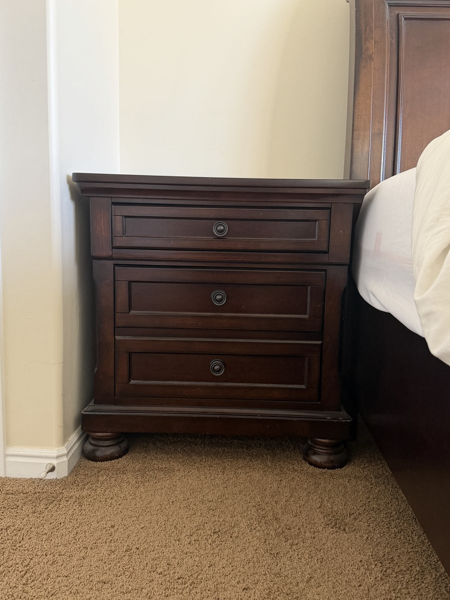 Bedroom furniture set