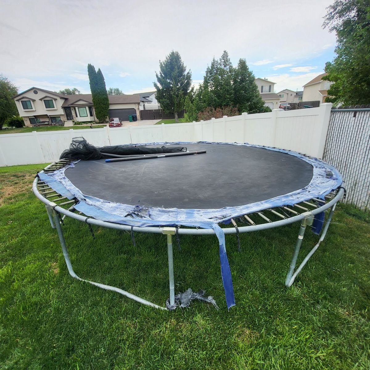 Outdoor Round Trampoline with Safety Enclosure Net and Foam Enclosure Poles