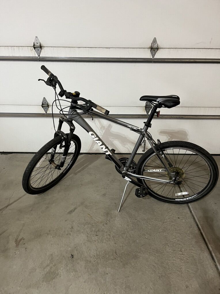 Mountain Bike  - GIANT Revel 2