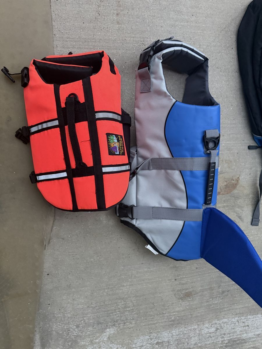 Outward hound dog life vest small med or large 15.00 SWIM VEST ONE WITH SHARK FIN 20.00