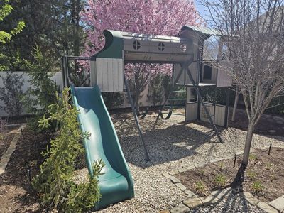 LIFETIME ADVENTURE TUNNEL SWING SET