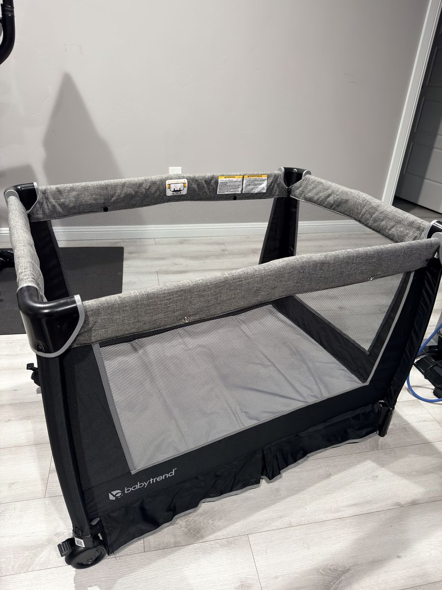 Baby Trend pack n play black/gray