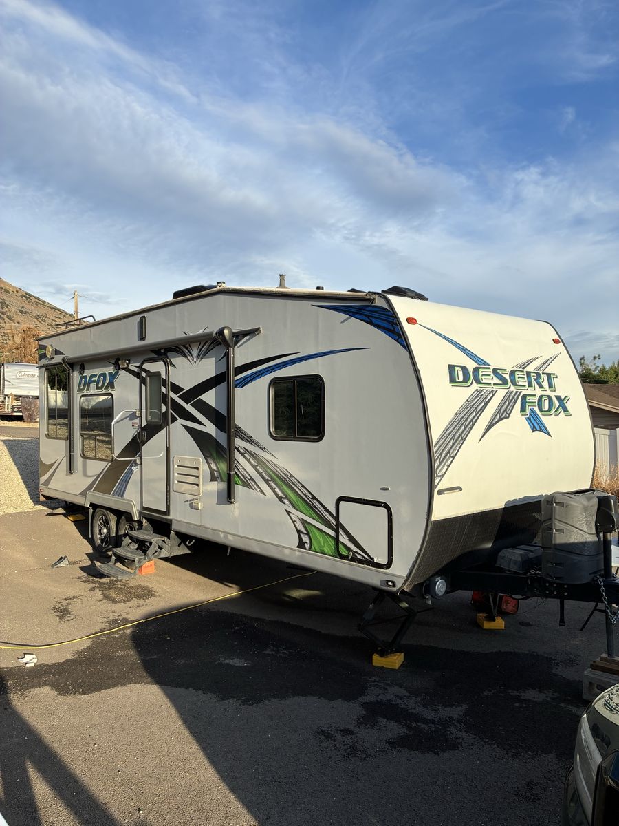 2015 Desert Fox 27FS Toyhauler- Ready to Camp!