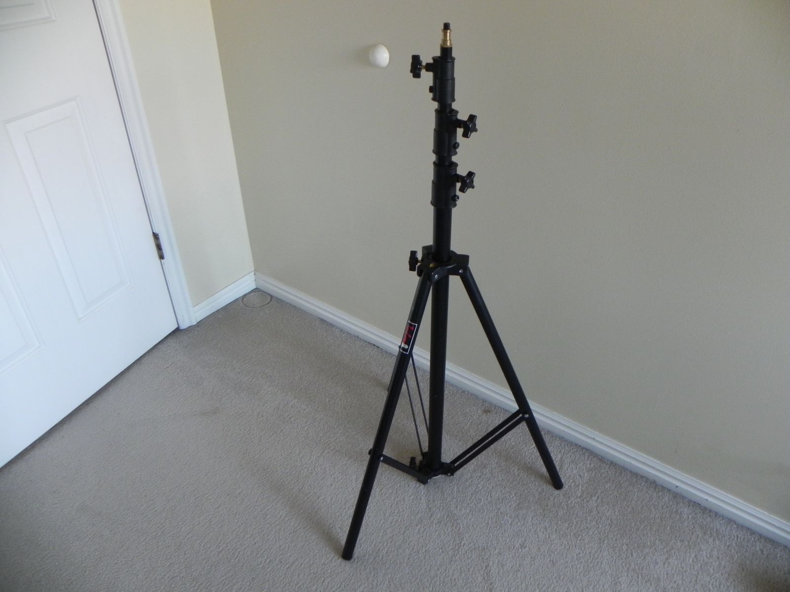 Talon 10' air cushioned light stand