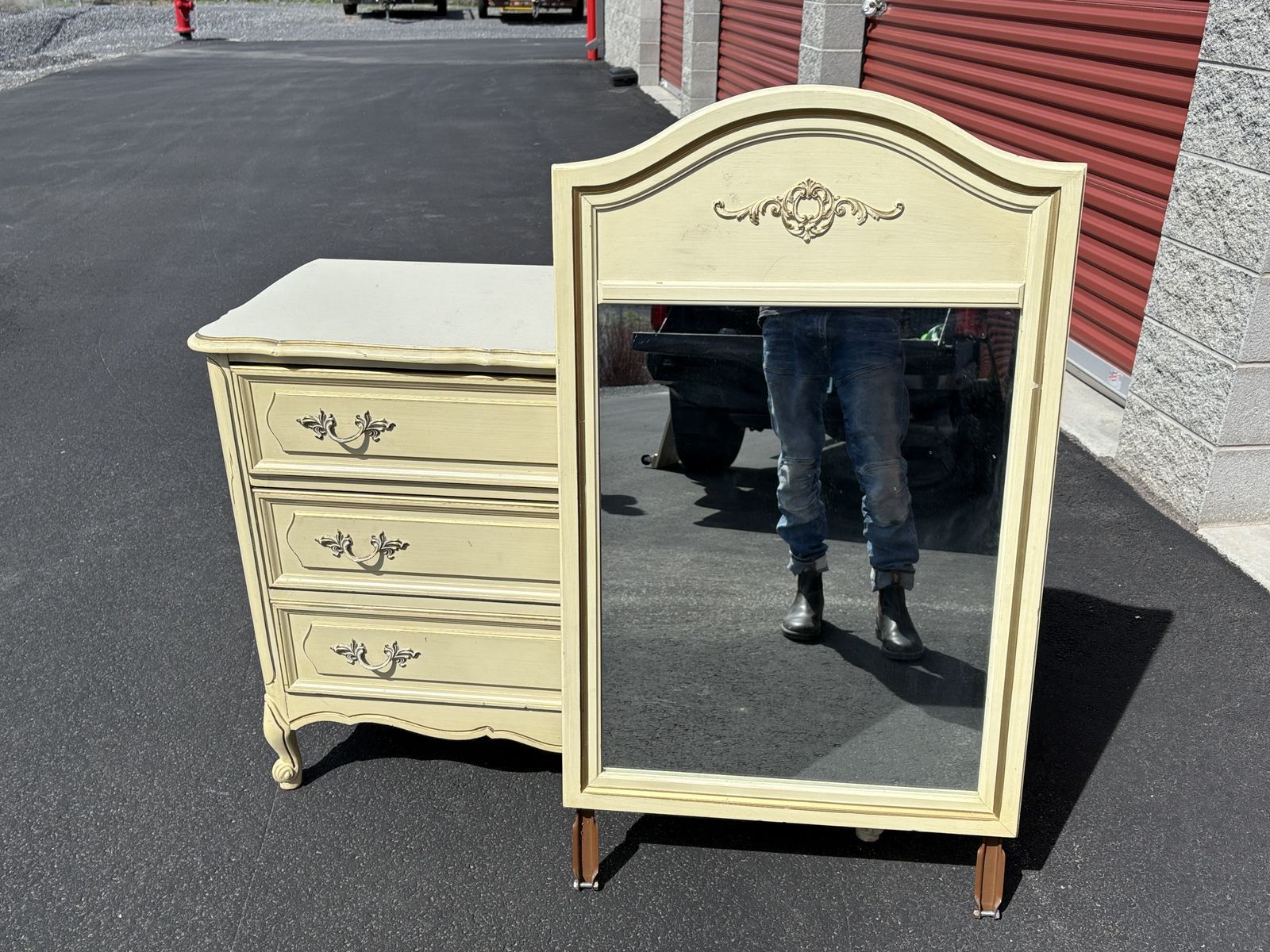 Beautiful French Provincial dresser w matching mirror.  Hollywood regency