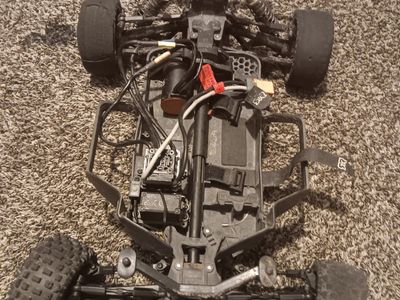 arrma senton 3s (heavily modded)