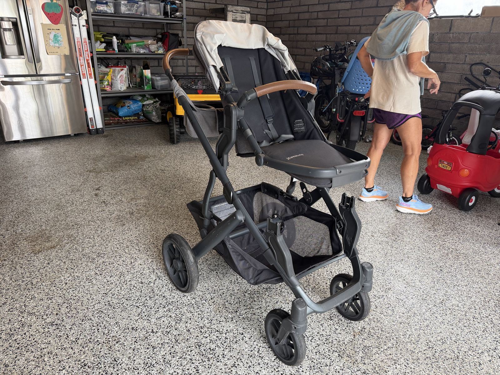 UPPAbaby Vista V2 Stroller and Seat and Bassinet with Upper Adapters and Leather Accents - Charcoal/Grey