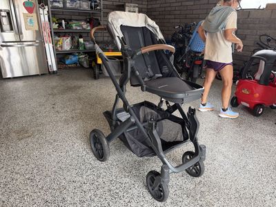 UPPAbaby Vista V2 Stroller and Seat and Bassinet with Upper Adapters and Leather Accents - Charcoal/Grey