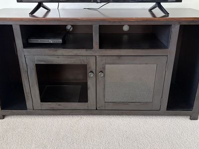 TV Stand/ Entertainment Center