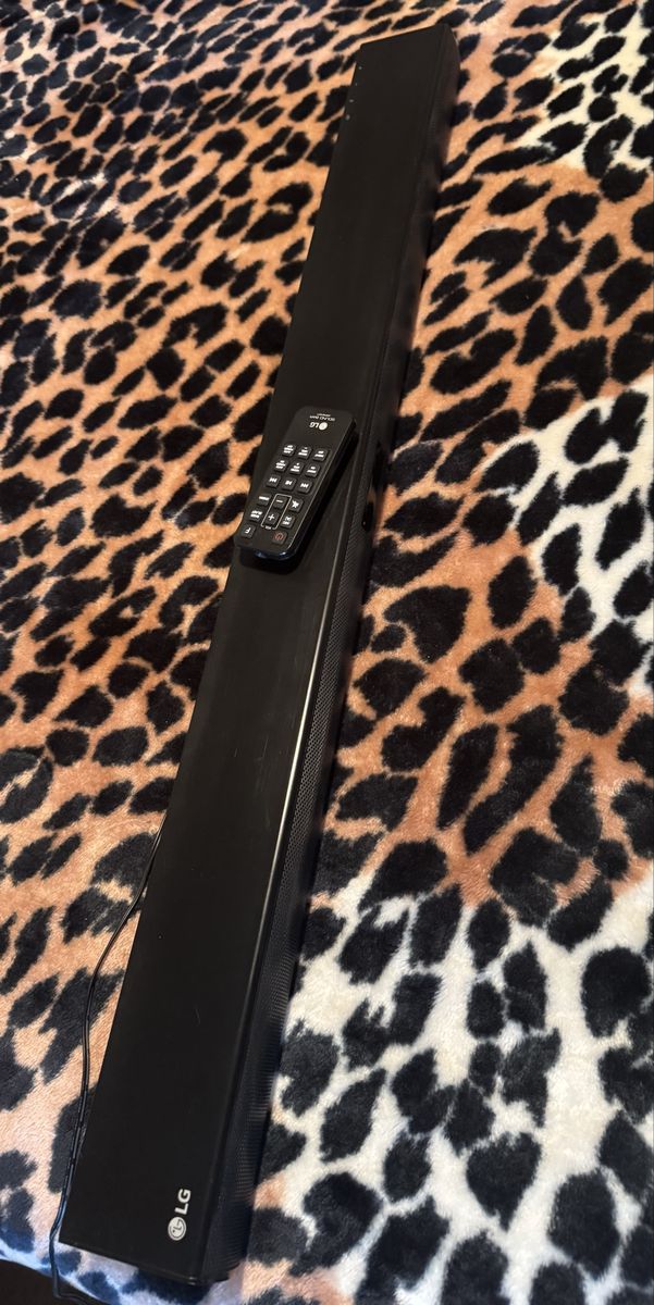 LG SL3D Wireless Sound Bar with Optical, USB, Bluetooth, and LG TV Connectivity