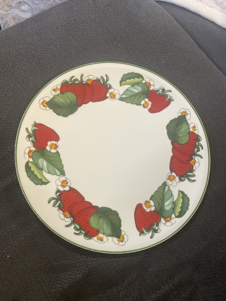 Villeroy & Boch 'Dessin Original' Strawberry Porcelain Plate Made in Luxembourg