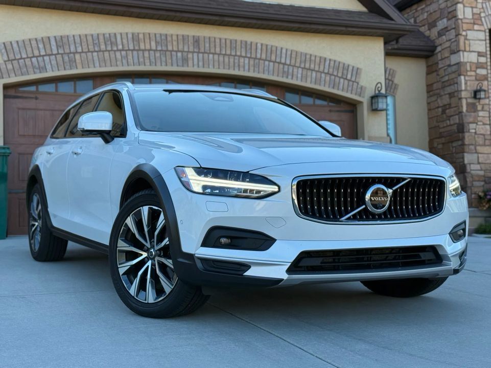 2022 Volvo V90 B6
