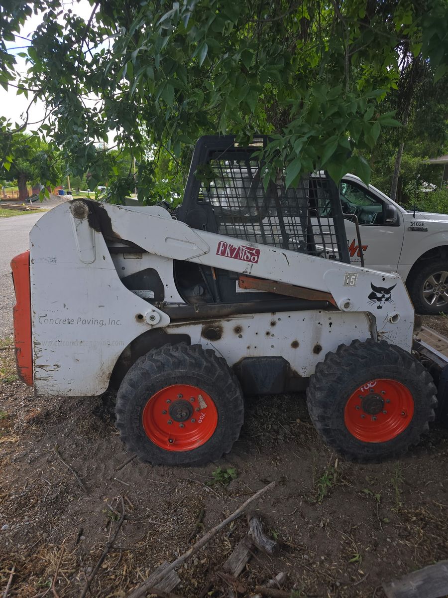 2006 Bobcat S220 Skid Steer - Runs Great, New Fuel Lines, Good Tires, AC Low hours