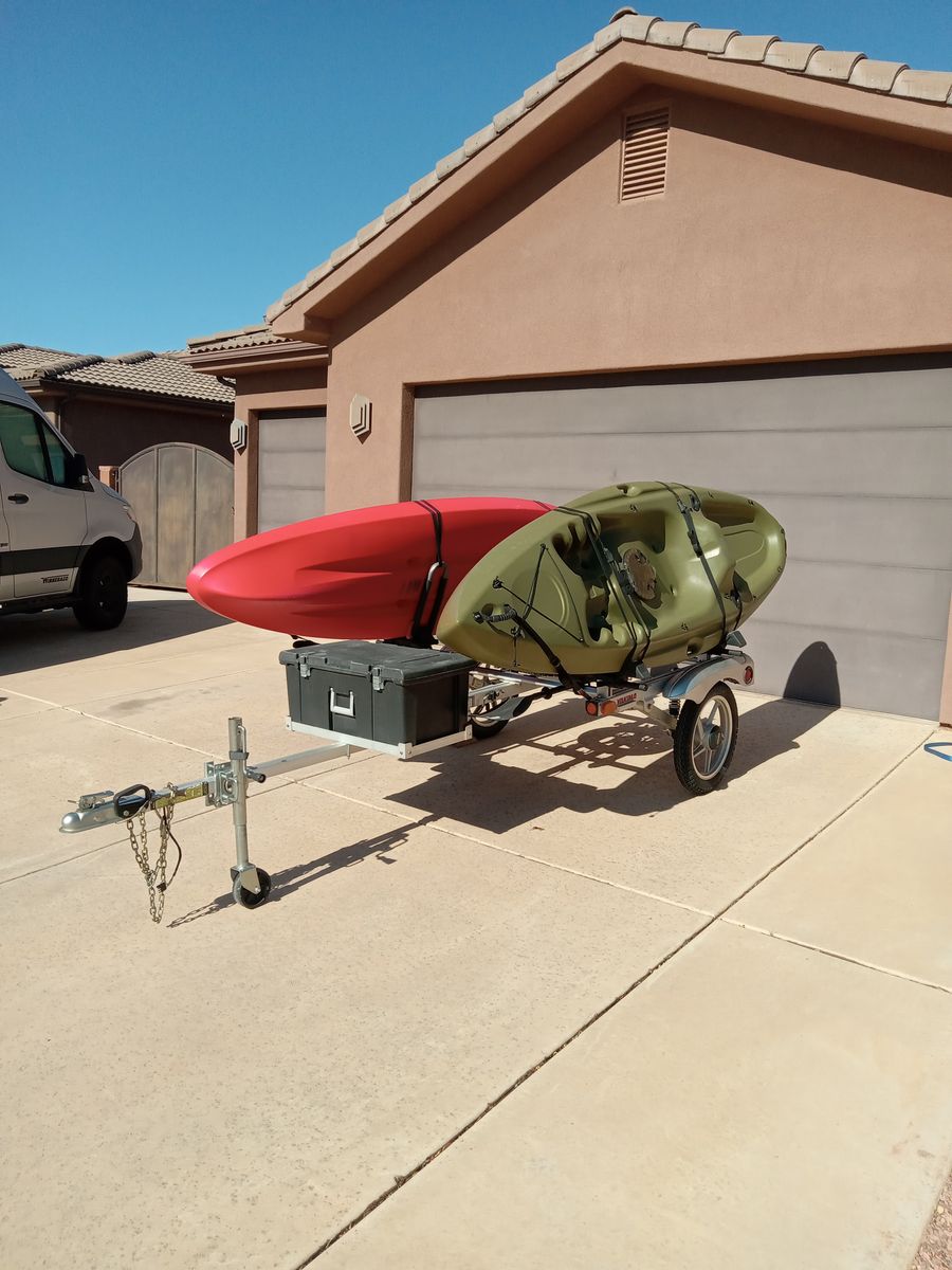 Yakima Rock and Roll Trailer with 2 kayaks