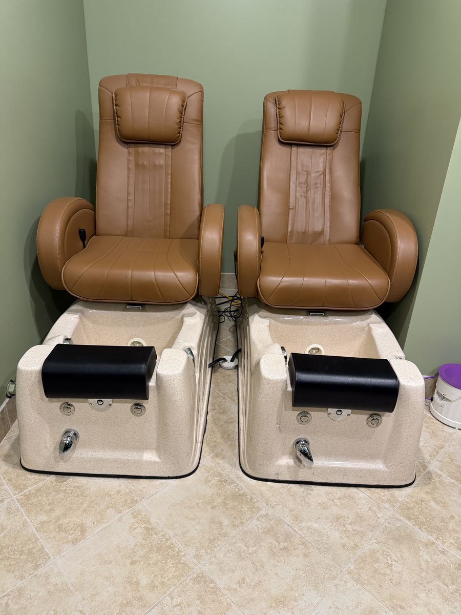Set of 2 Salon Pedicure Chairs with Massage and Jetted Tub - Brown