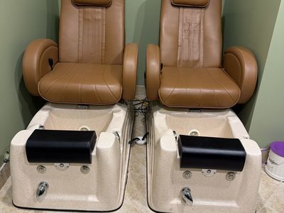 Set of 2 Salon Pedicure Chairs with Massage and Jetted Tub - Brown