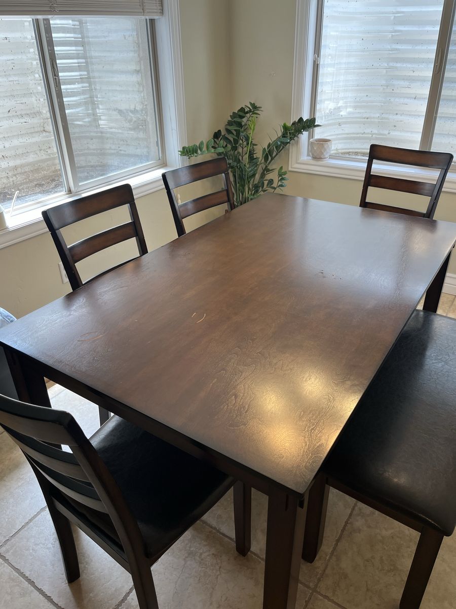 5 foot pine table and chairs