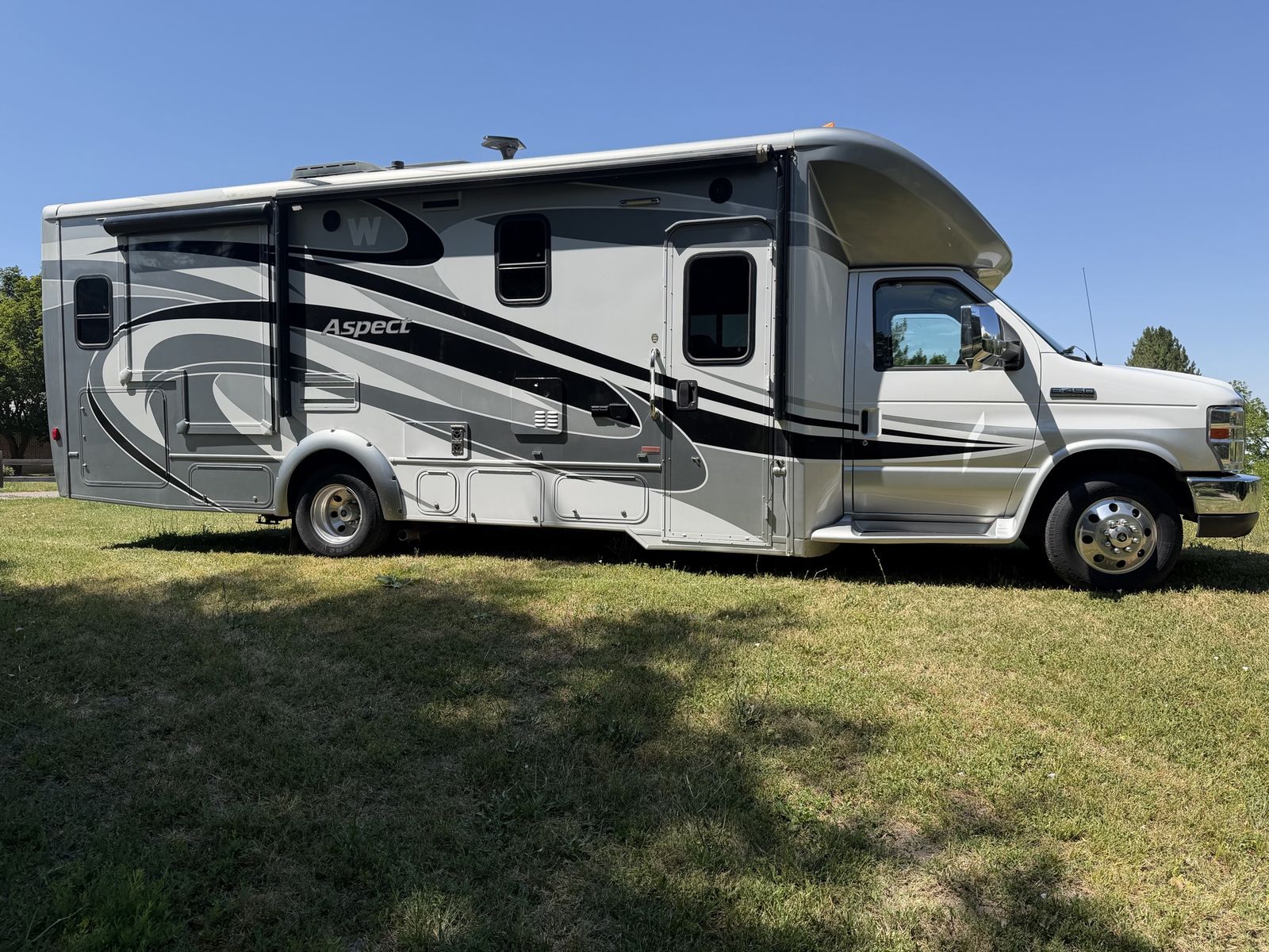 2014 Winnebago Vista Class C Motorhome - 29', V-10, Low Miles, Auto Leveling