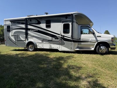 2014 Winnebago Vista Class C Motorhome - 29', V-10, Low Miles, Auto Leveling