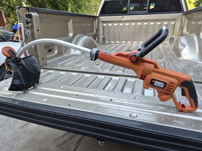 Black & Decker GH3000 7.5-amp corded electric string trimmer and edger