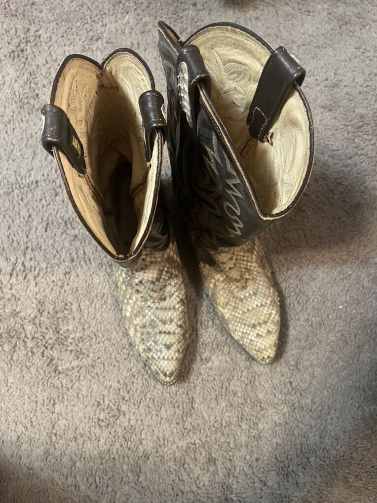 Dan Posts Snake Boots